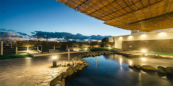 源泉自然流淌的大型露天浴场